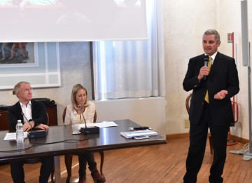 Michele Chiarello in conferenza stampa presenta la tavola rotonda "Consapevolezza, Economia e Alimentazione"