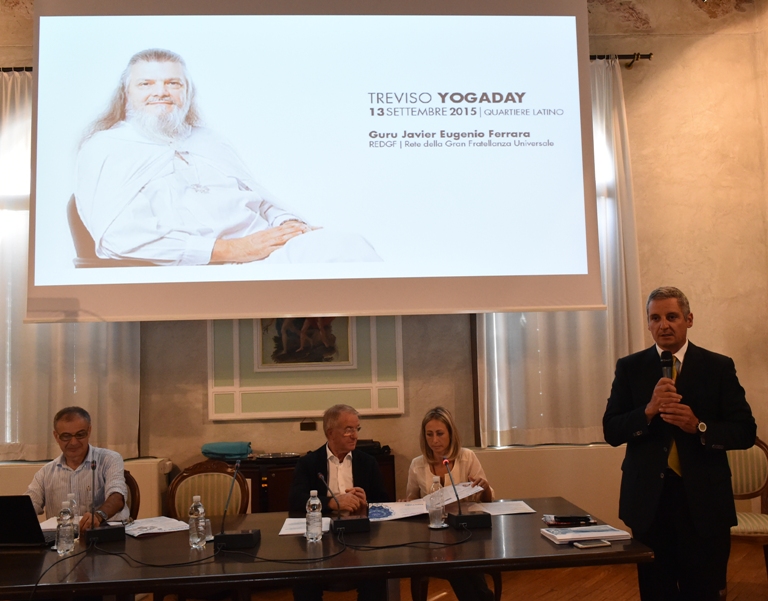 Michele Chiariello dell'ass. cuoriDILUCE presenta gli ospiti della tavola rotonda "Consapevolezza, Alimentazione ed Economia"