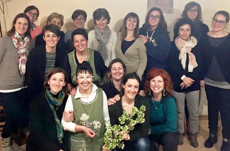 Graziella Migot con un gruppo di corsiste di uno dei suoi corsi di cucina naturale